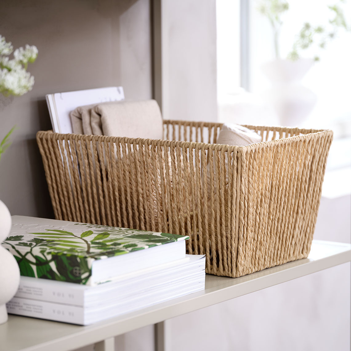 Le panier LARSEMIL a un aspect aéré et doux grâce à ses fils de papier tressés. Panier décoratif fabriqué en cordelettes de papier tressées