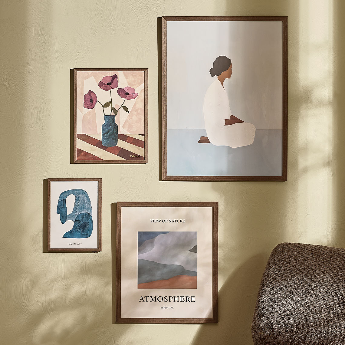 Cadres TORD en bois foncé de différentes tailles Cadres photo en bois foncé de différentes tailles accrochés au mur