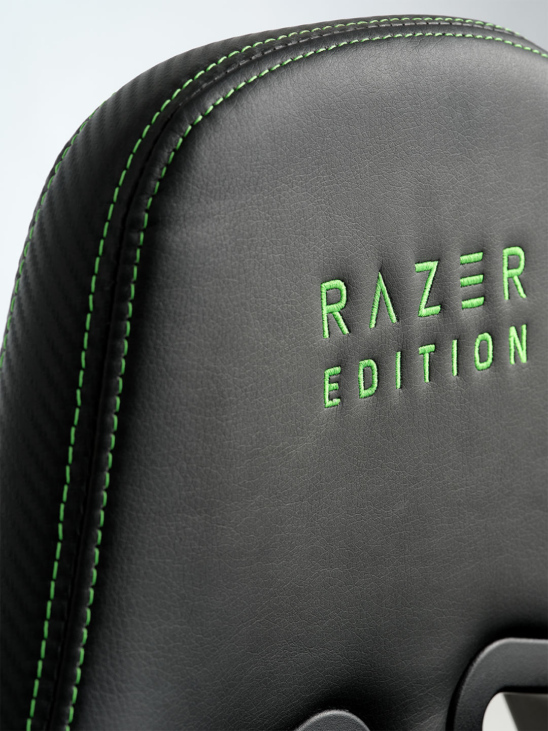 Chaise gaming TYPE Z – RAZER EDITION™ BY LEGEND Gros plan sur une chaise gaming Razer noire avec des coutures