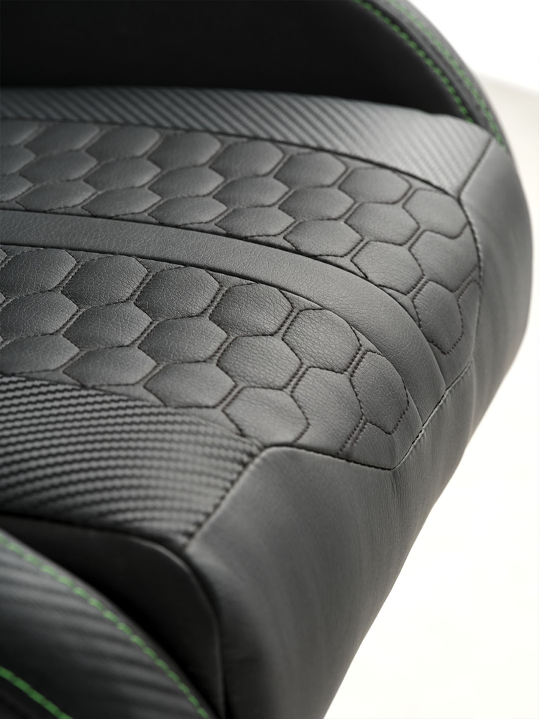 Chaise gaming TYPE Z – RAZER EDITION™ BY LEGEND Une chaise gaming Razer noire avec un motif hexagonal en relief