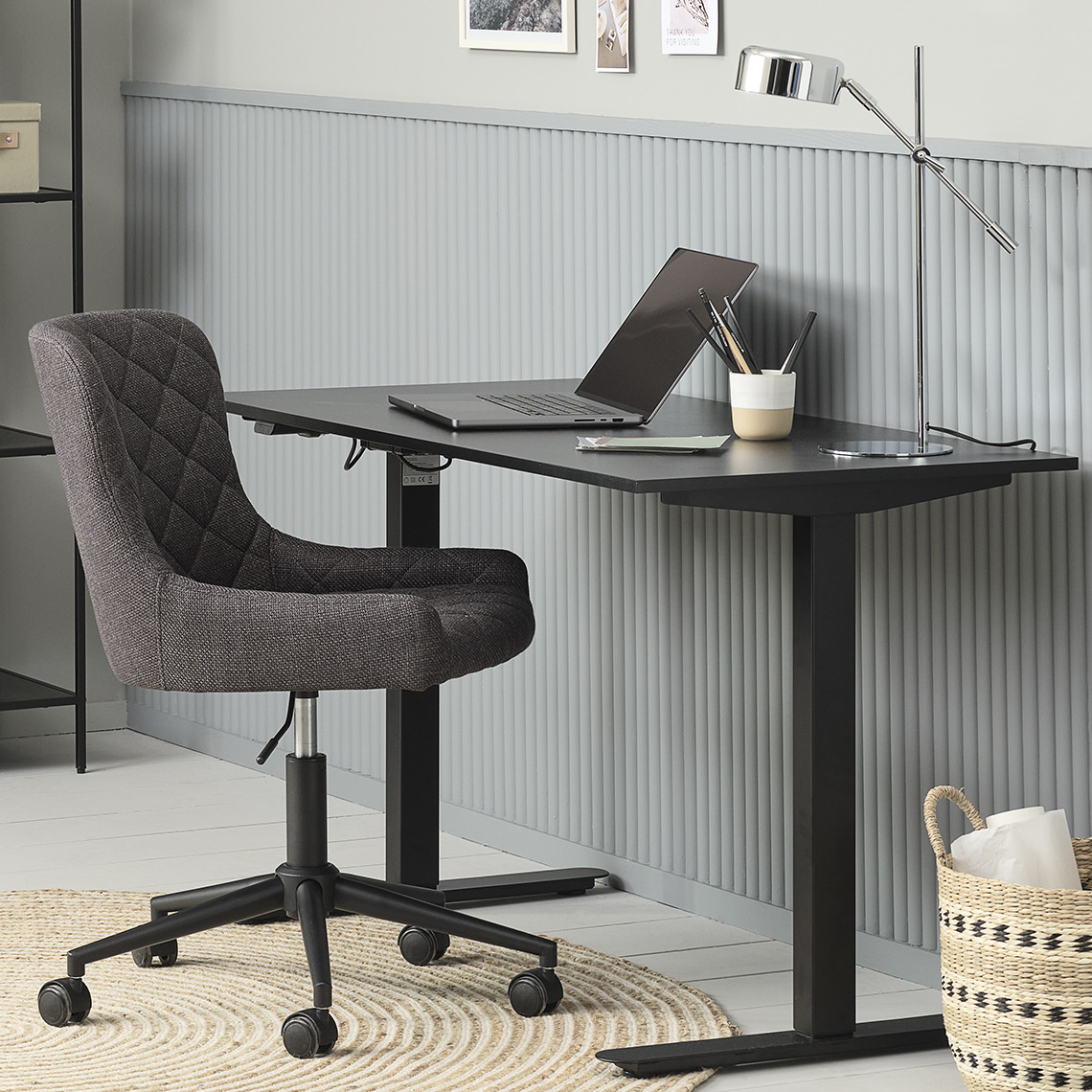 Bureau réglable en hauteur SVANEKE et chaise de bureau PEBRINGE Bureau réglable en hauteur et chaise de bureau dans une pièce pour le télétravail