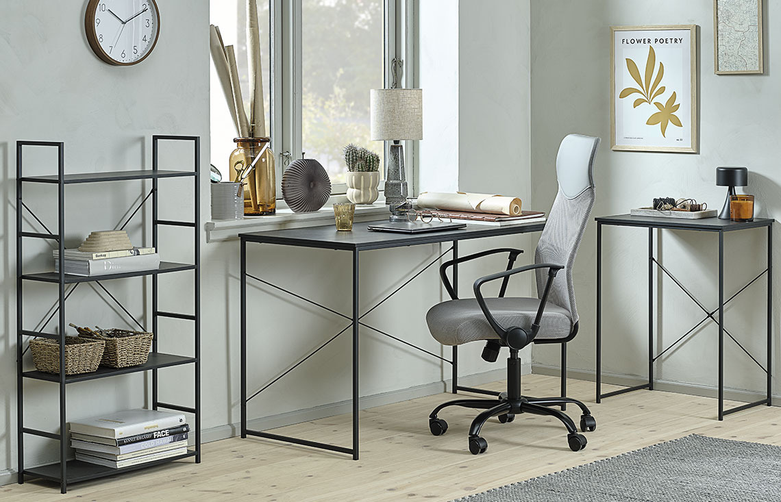 Chaise de bureau BILLUM et bureaux et étagères ASTRUP Chaise de bureau à dossier haut dans un bureau à domicile