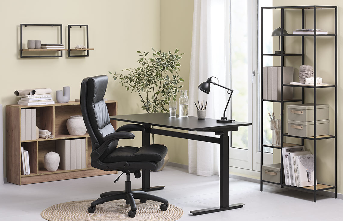 Chaise de bureau KASTBJERG, bureau stationnaire LUNDTOFT et étagère TRAPPEDAL Chaise de bureau à dossier haut, bureau stationnaire et étagères de bureau à domicile