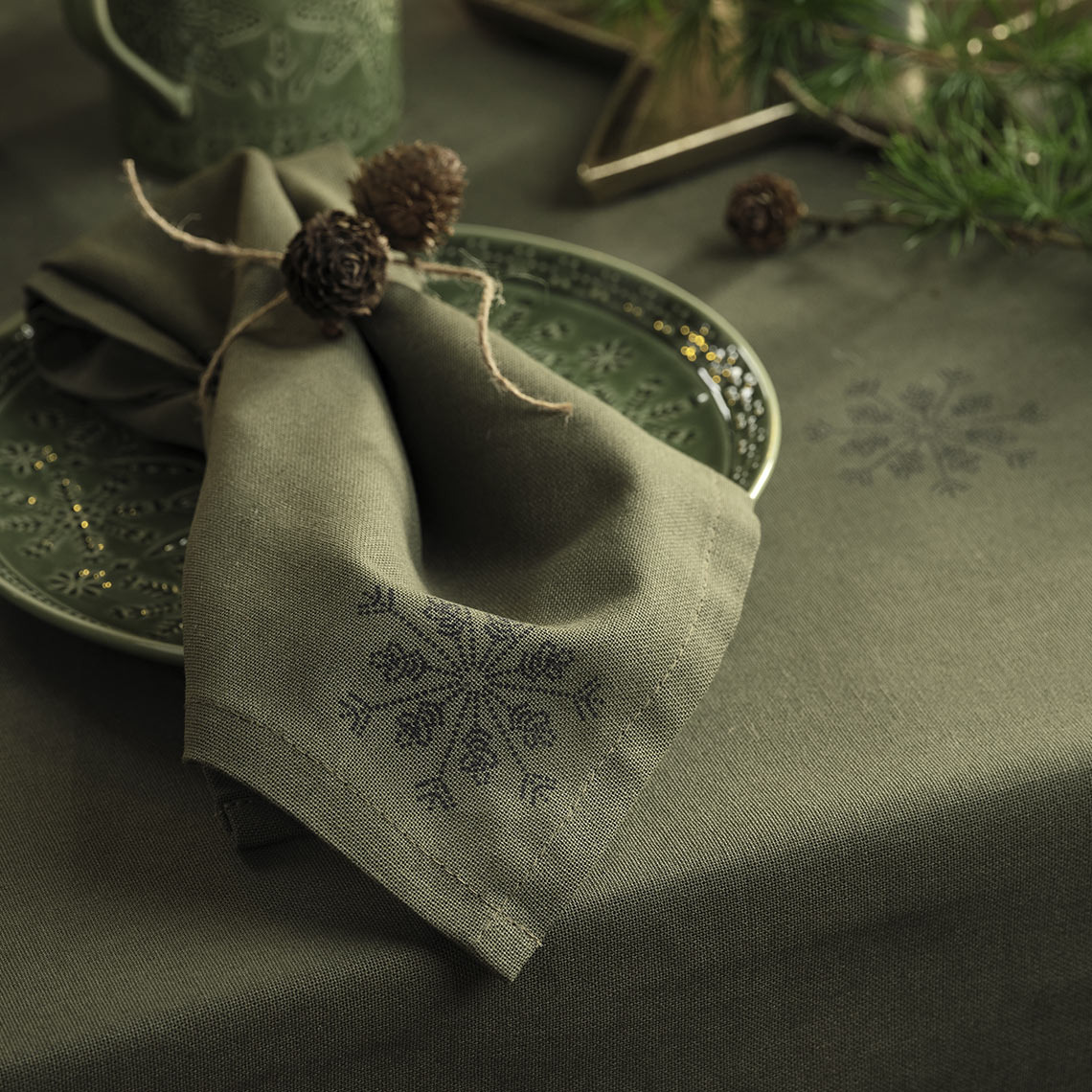 Serviettes de table et nappe vertes pour les fêtes, avec une assiette verte