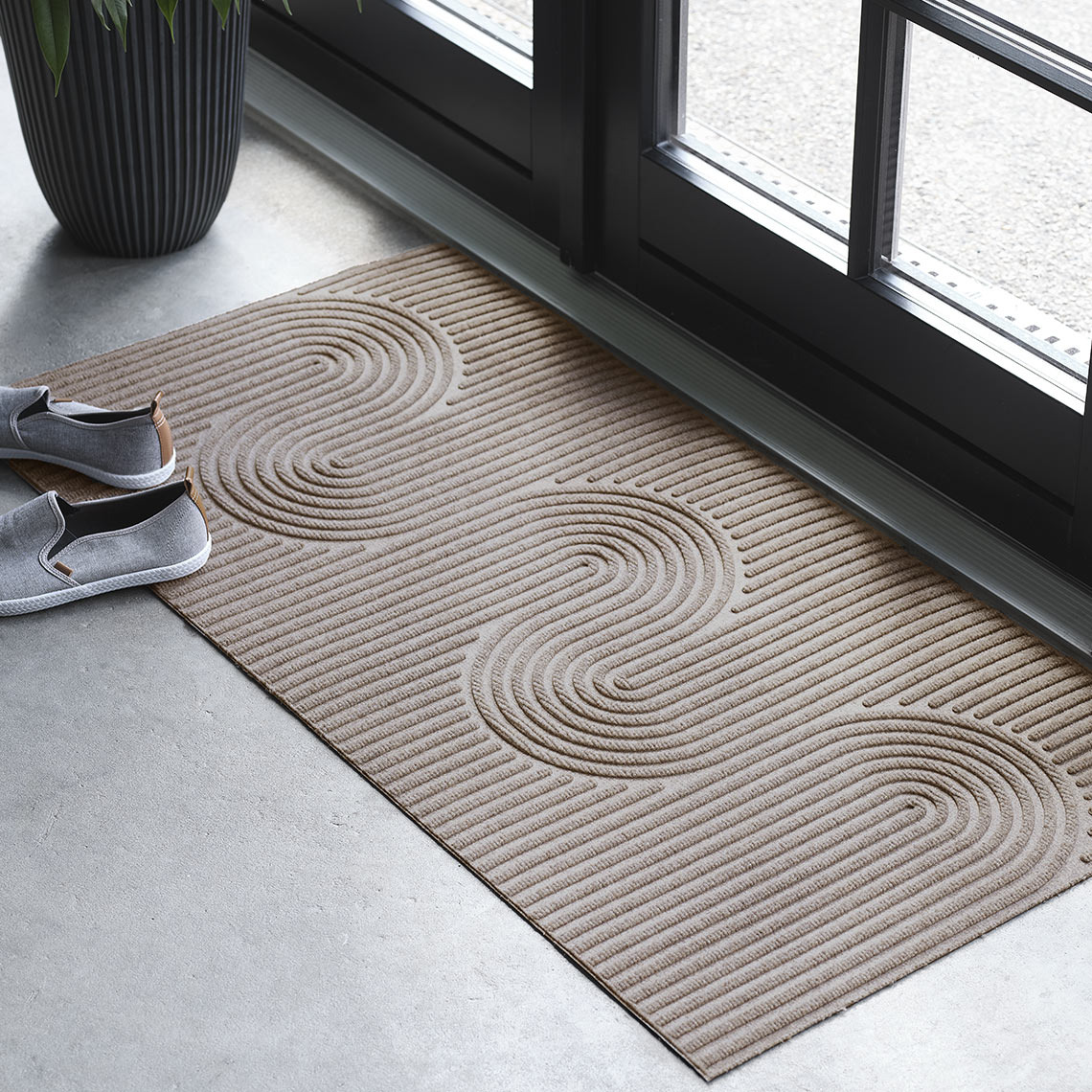 Paillasson carré intérieur/extérieur devant la porte d’entrée