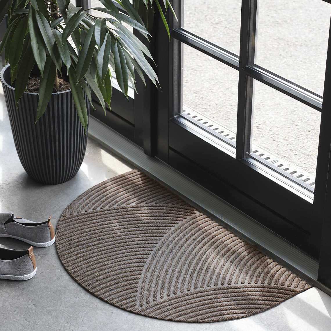 Paillasson intérieur/extérieur près de la porte d’entrée