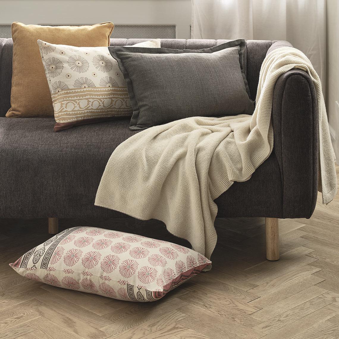 Coussins et plaid sur le canapé