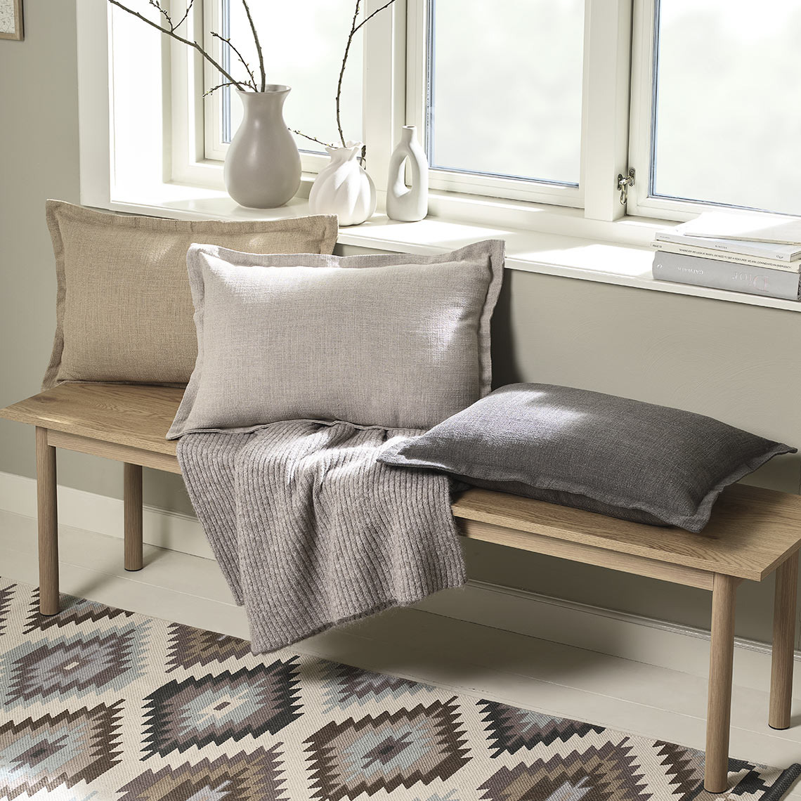 Banc avec coussins de différentes couleurs