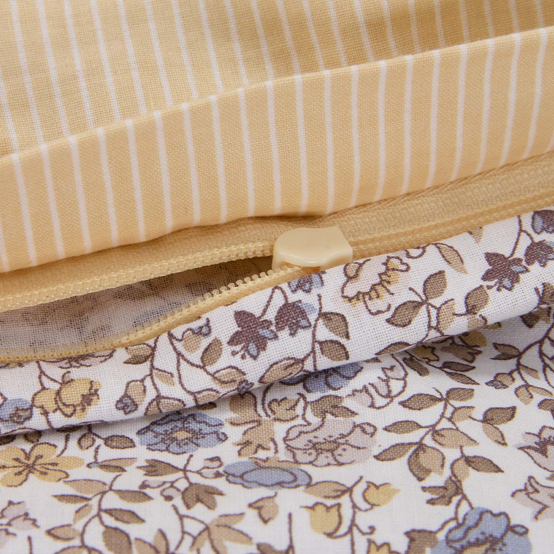 Literie en coton avec petites fleurs pastel dans des tons de violet et de jaune