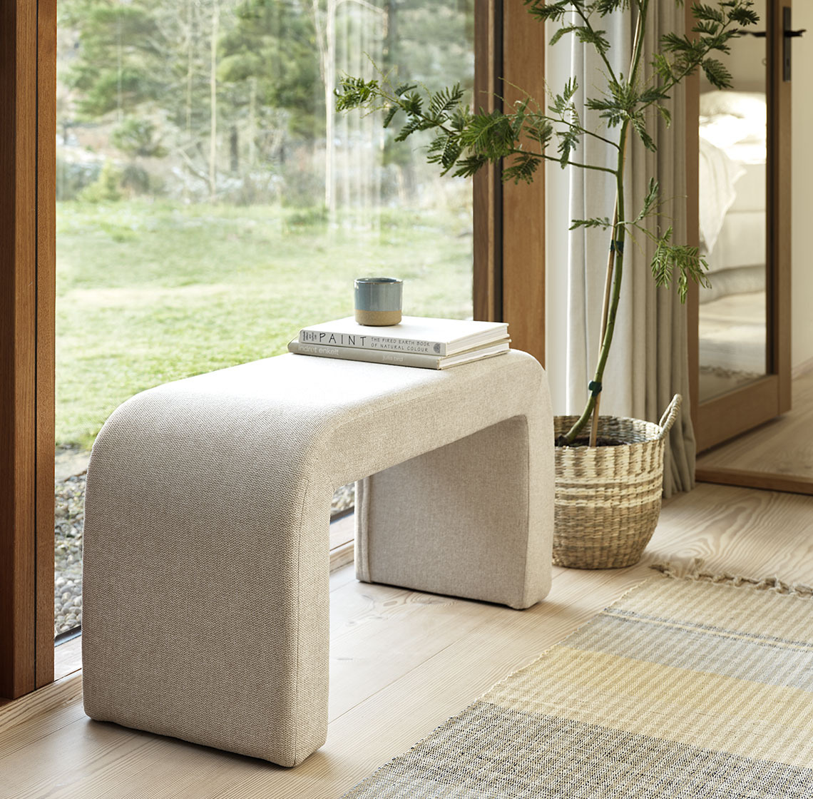 Banc sculptural dans le salon