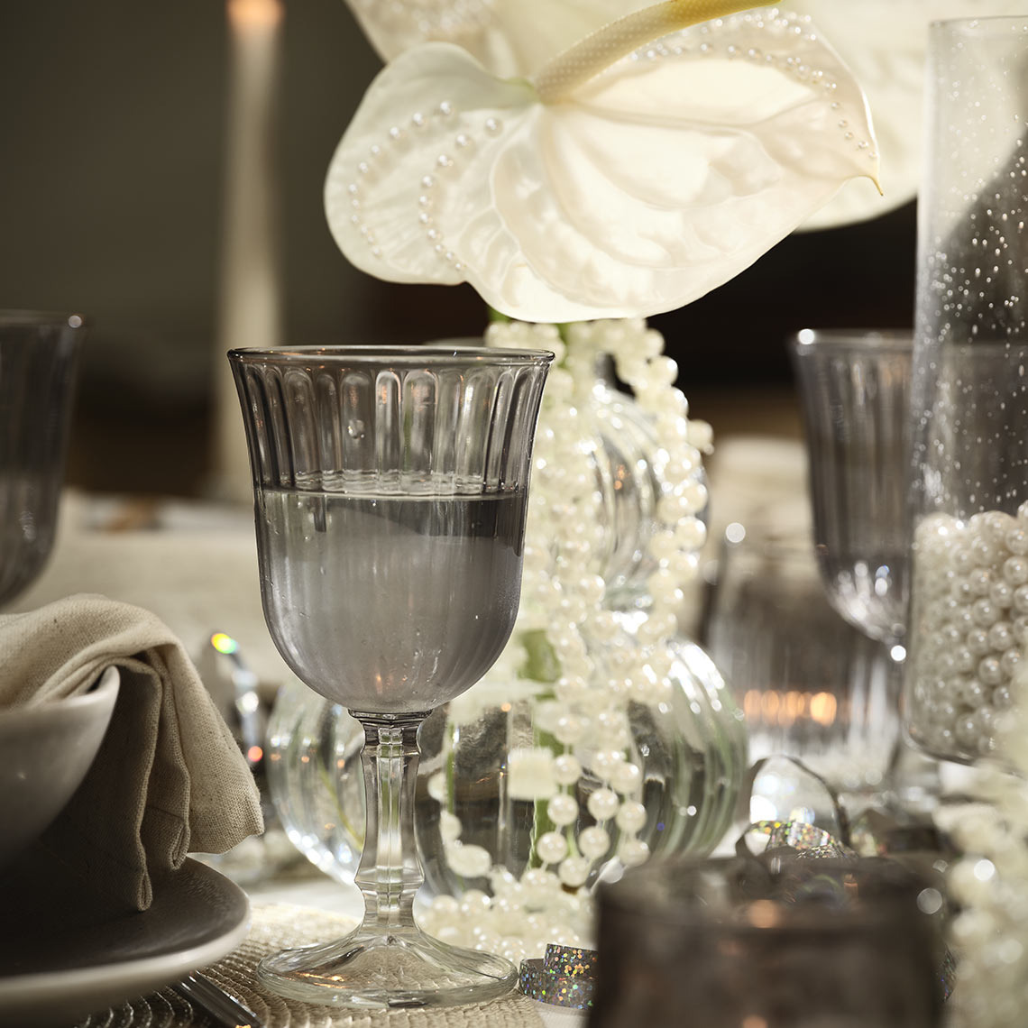 Verre à vin FRIDOLIN Verre à vin sur une table à manger