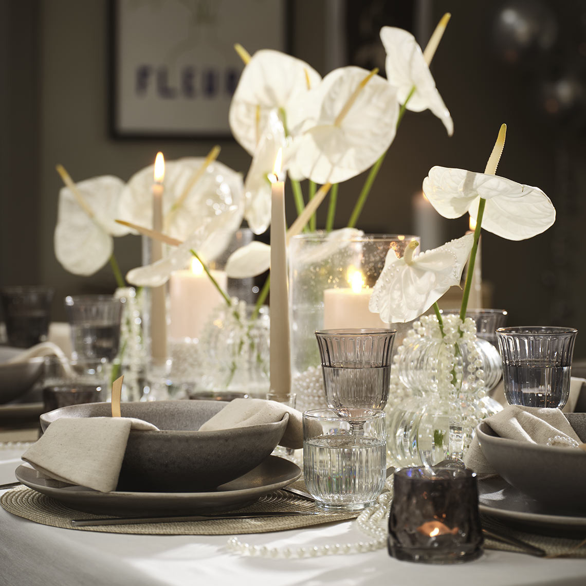 Bougeoir pour bougie chauffe-plat GUDMAN et assiettes et bols ELIAS Table dressée avec des bols, des verres, et des bougeoirs à bougies chauffe-plat