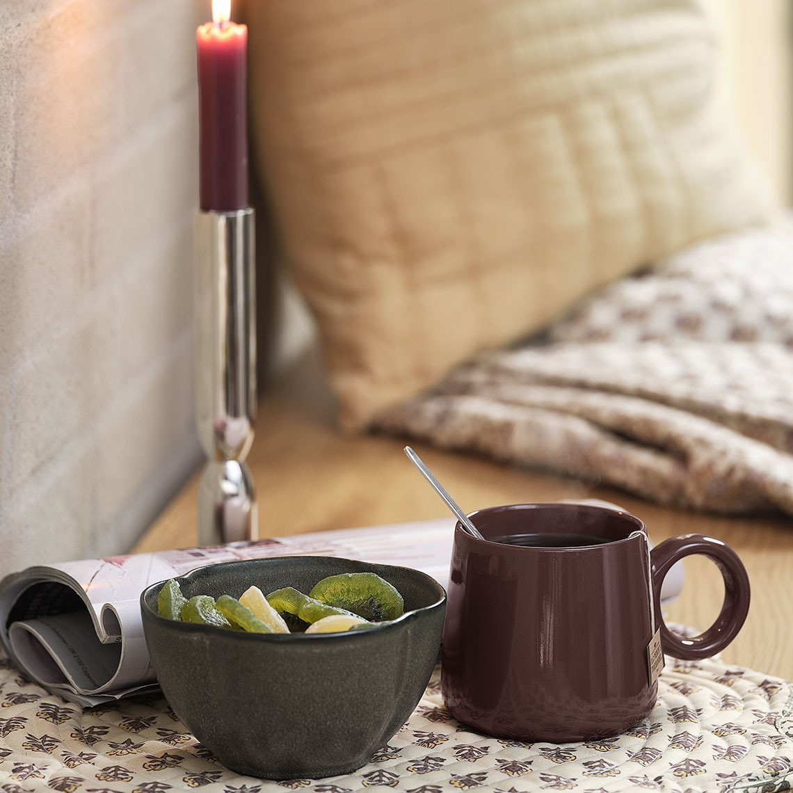 Bol et tasse sur un set de table