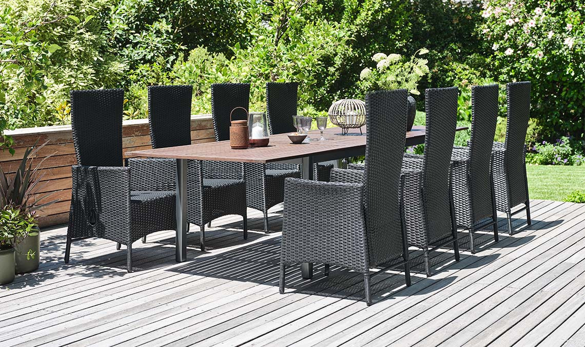 Grande table et chaises de jardin pour 8 ou 10 personnes sur la terrasse du jardin