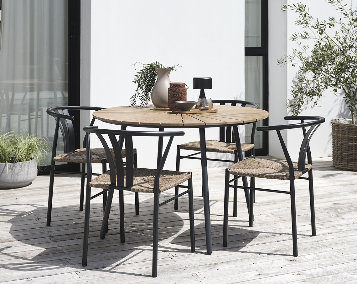Table de jardin RANGSTRUP de 130 cm de diamètre et chaises de jardin TAGMARK Table de jardin ronde avec quatre chaises de jardin sur une terrasse
