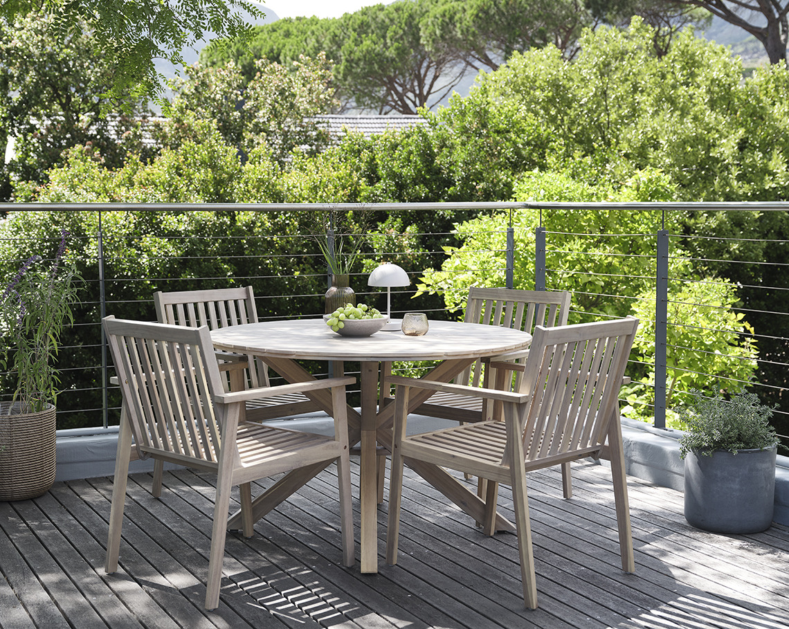 Table de jardin FUGLSAND et chaises de jardin RADSTED Table de jardin ronde avec quatre chaises de jardin sur une terrasse