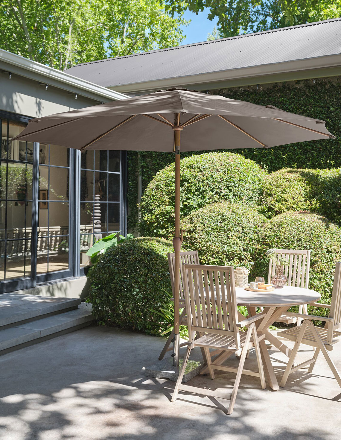 Parasol KARRYD Grand parasol beige sur la terrasse avec table et chaises de jardin