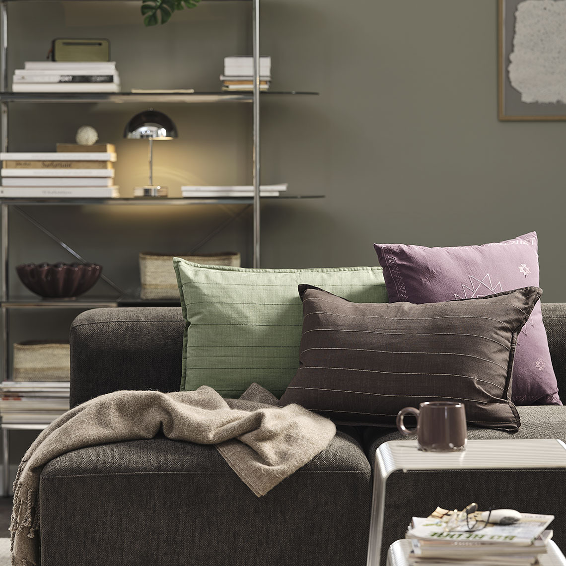Couverture REINFANN, coussin NATTLILJA, housses de coussin rayées POPPEL, bol NOR et lampe à piles KENT Canapé avec coussins et plaid