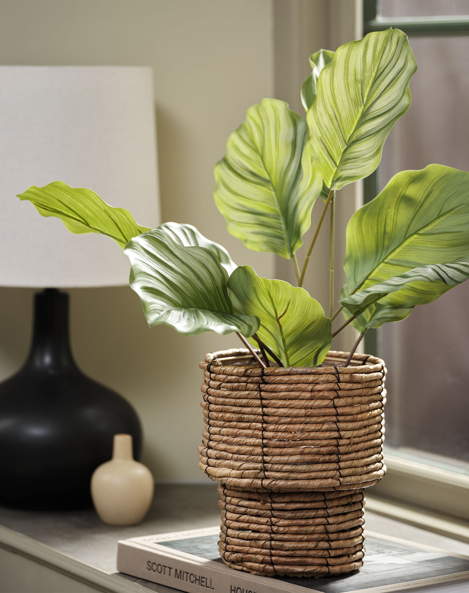 Plante artificielle ROLF imitation calathea Plante artificielle imitation calathea dans un cache-pot tressé