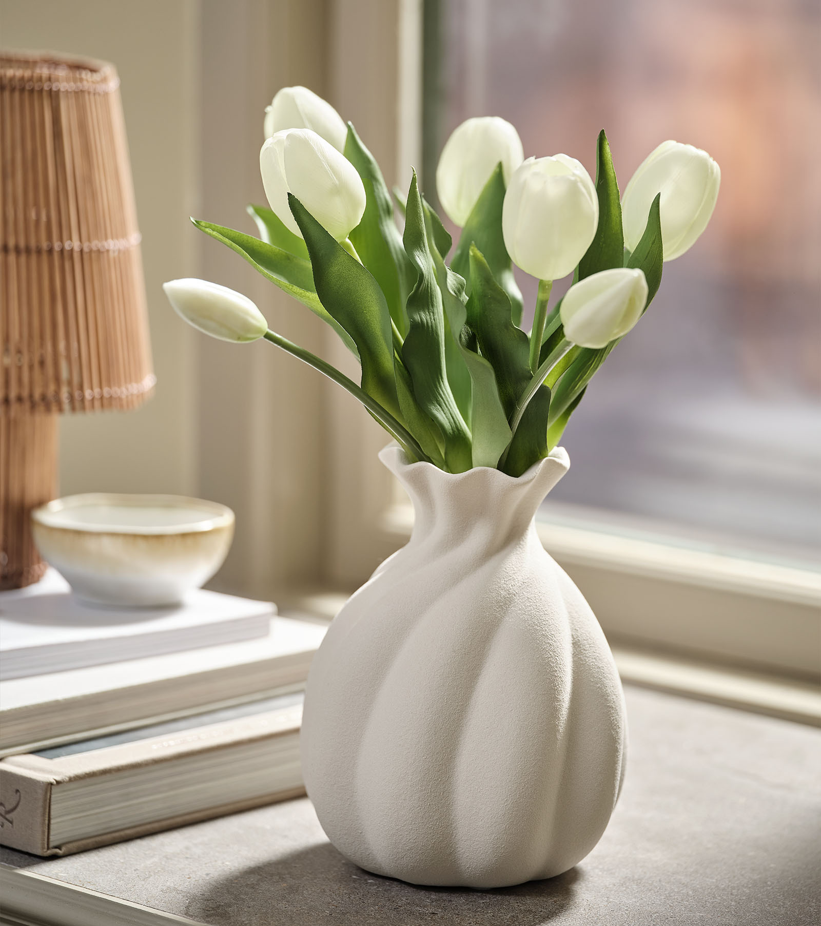 Bouquet artificiel MIKKI imitation tulipe Bouquet de fleurs artificielles imitation tulipes blanches avec feuilles vertes dans un vase blanc