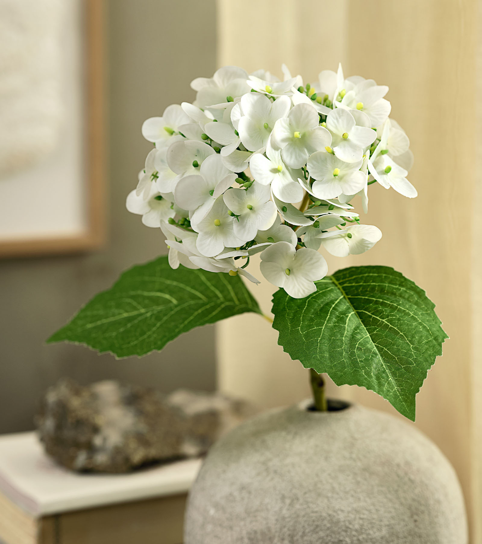 Fleur artificielle HUBERT imitation hortensia Fleur artificielle imitation hortensia blanc avec feuilles vertes dans un vase rustique