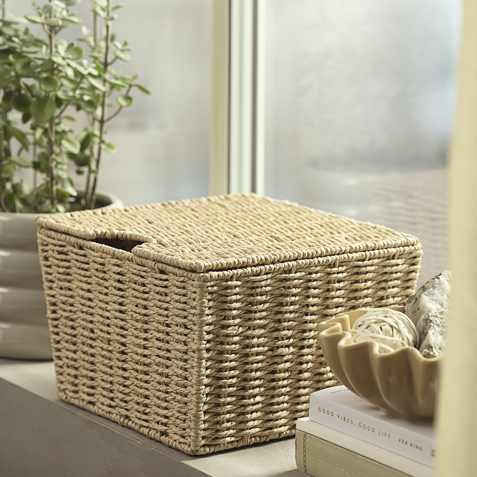 Panier avec couvercle sur un rebord de fenêtre