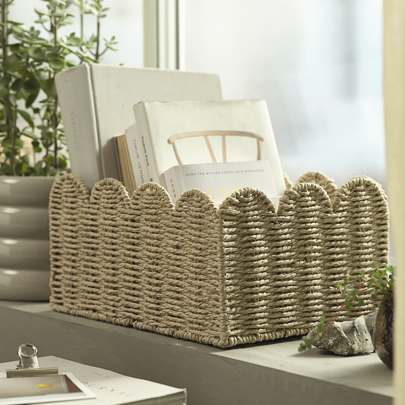 Panier sur un rebord de fenêtre