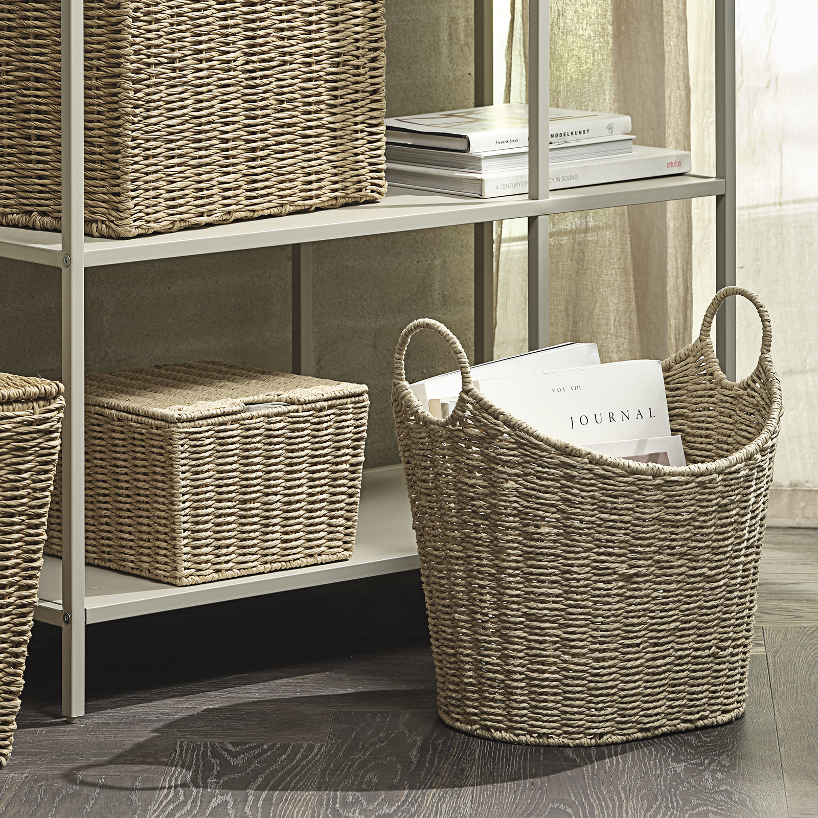 Panier de rangement au sol et sur une étagère