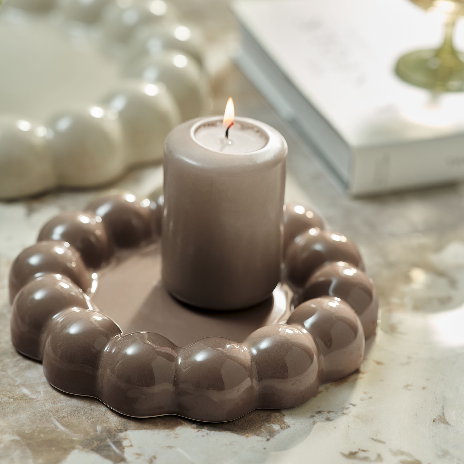 Bougie allumée et plateau décoratif brun chocolat clair avec bord à bulles