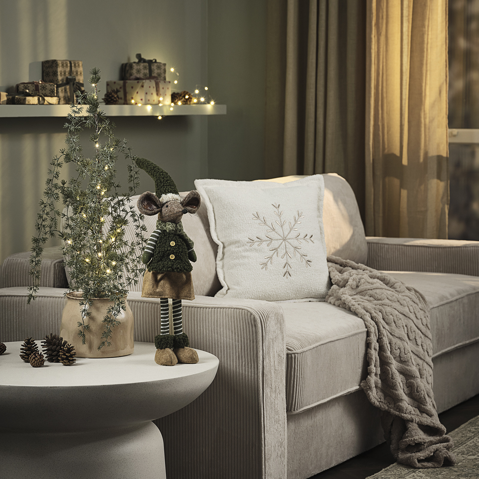 Table d'appoint avec souris et sapin artificiel