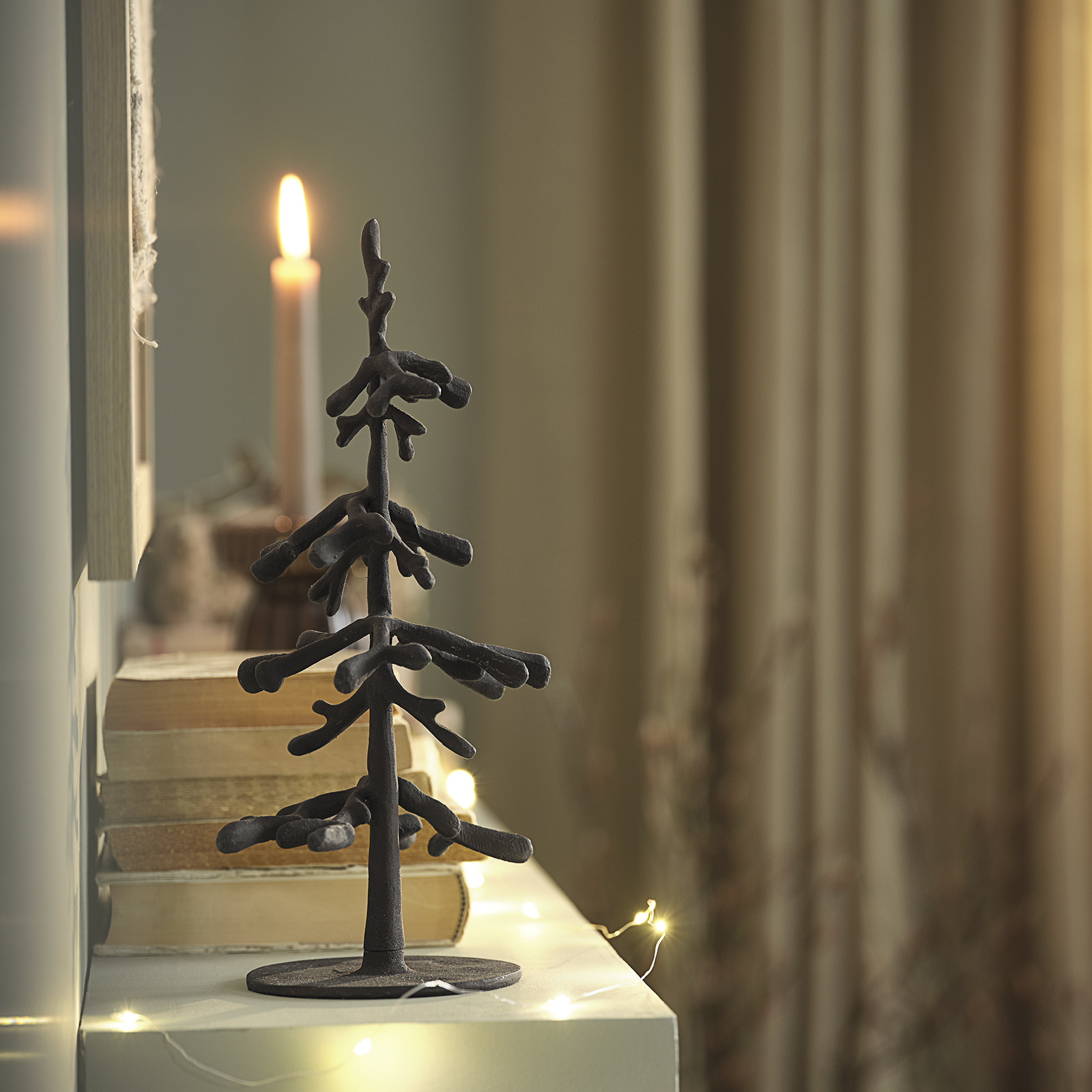 Sapin décoratif sur une étagère