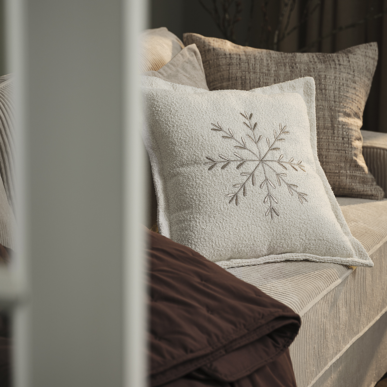 Coussin avec flocon de neige brodé