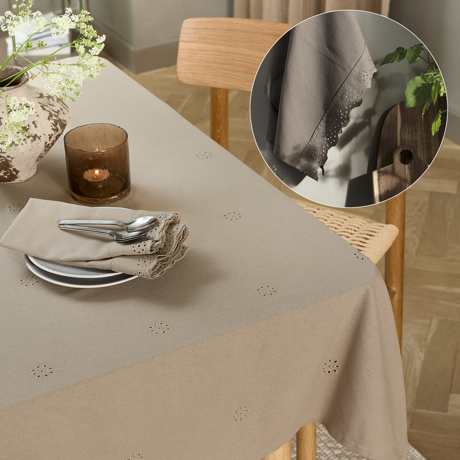 Nappe et serviettes de table STRANDTORN et torchons SOLDUG Table dressée avec une nappe, des assiettes et des serviettes de table en tissu