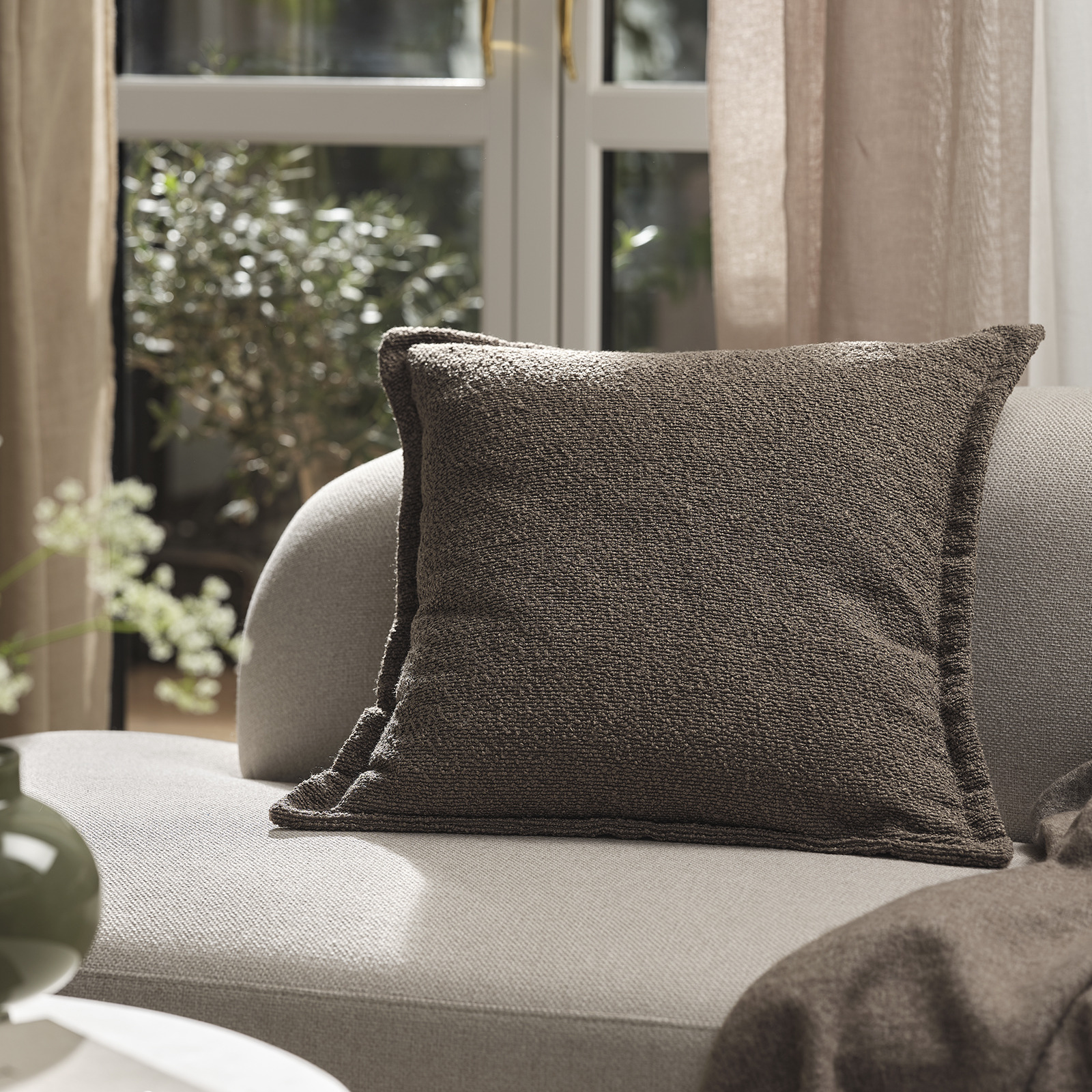 Housse de coussin GULDBLOMME en bouclette marron Canapé avec une housse de coussin marron