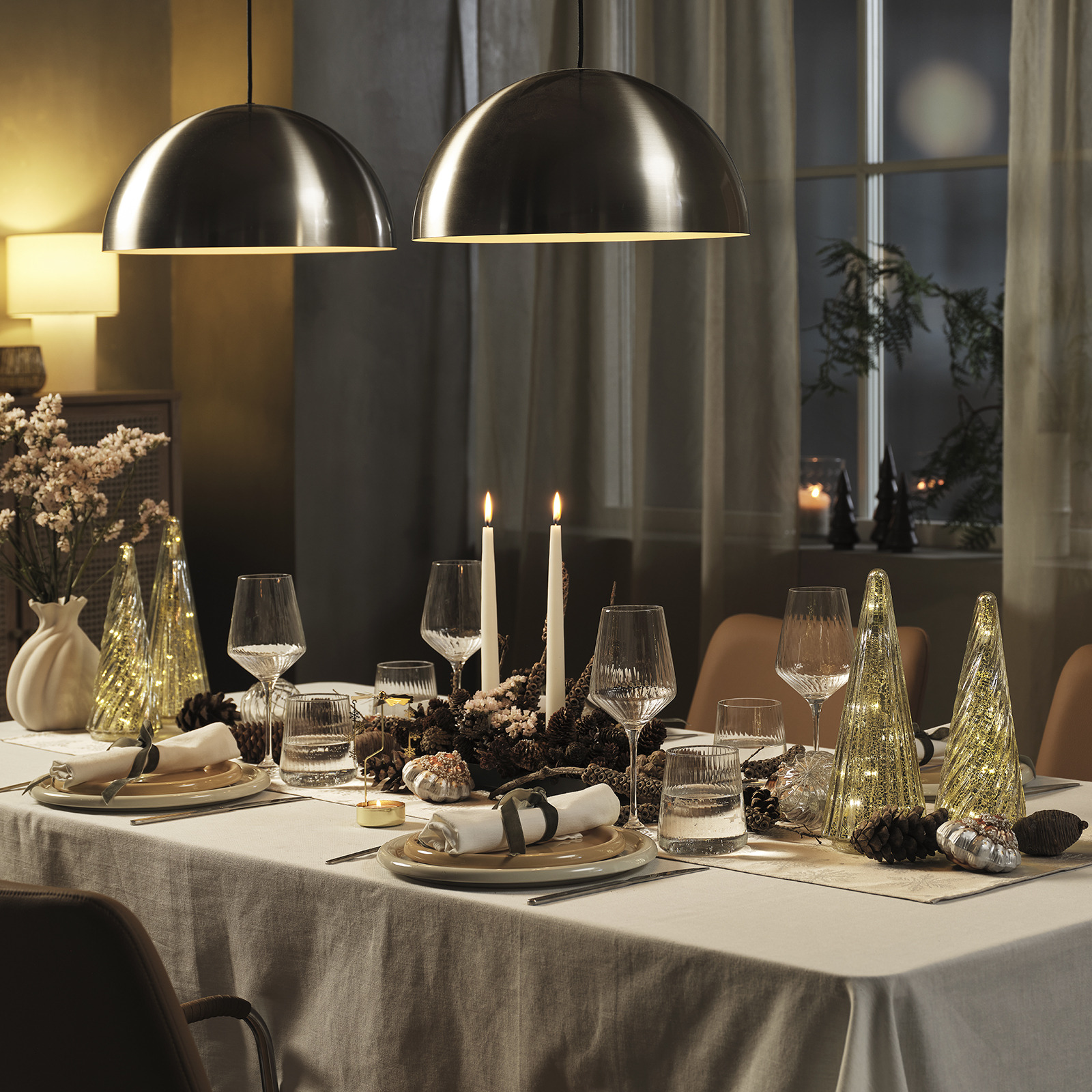 Vases avec des fleurs et décorations de Noël disposés sur une table de fête