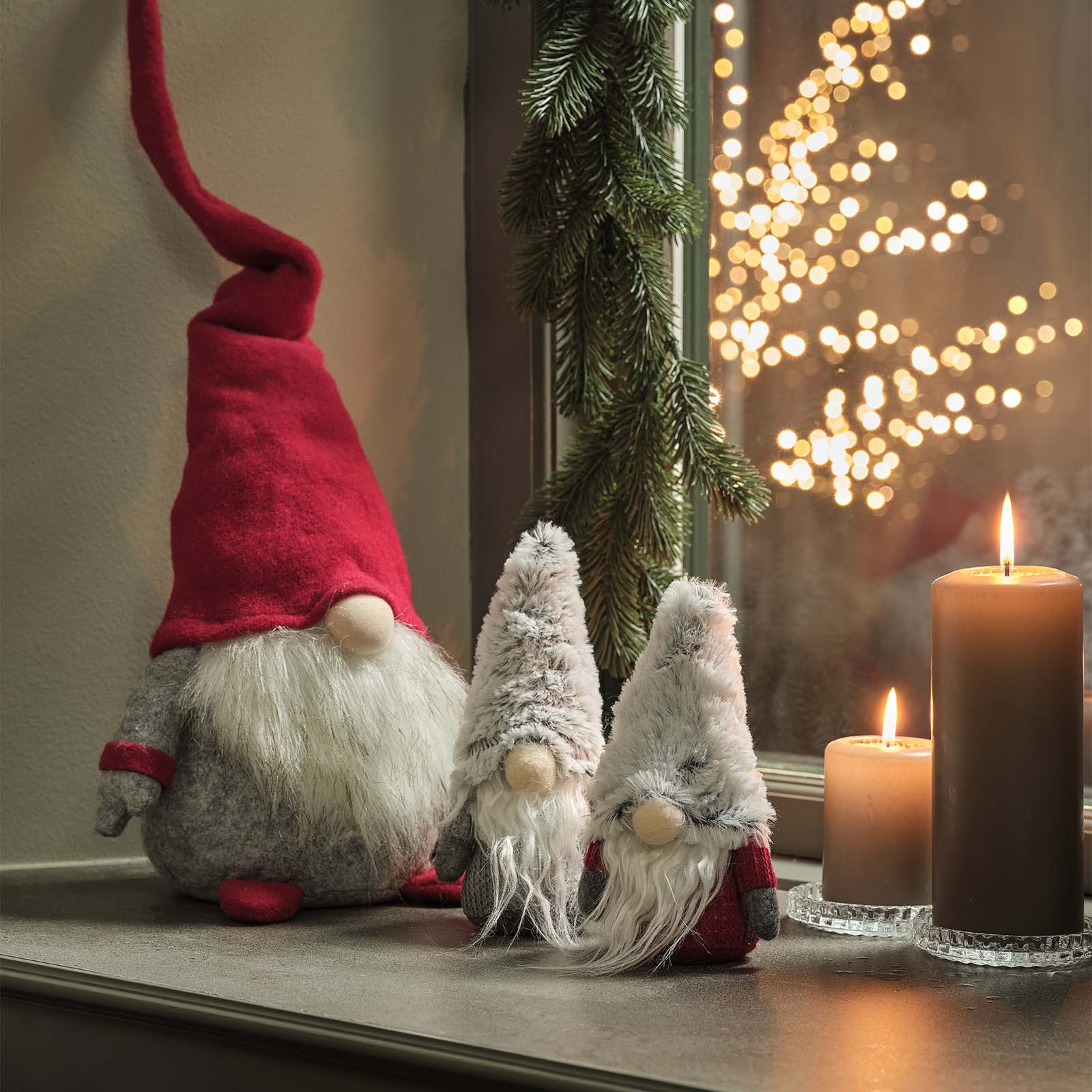 Lutins scandinaves avec de petits nez ronds, de grandes barbes blanches et des bonnets rouges et gris
