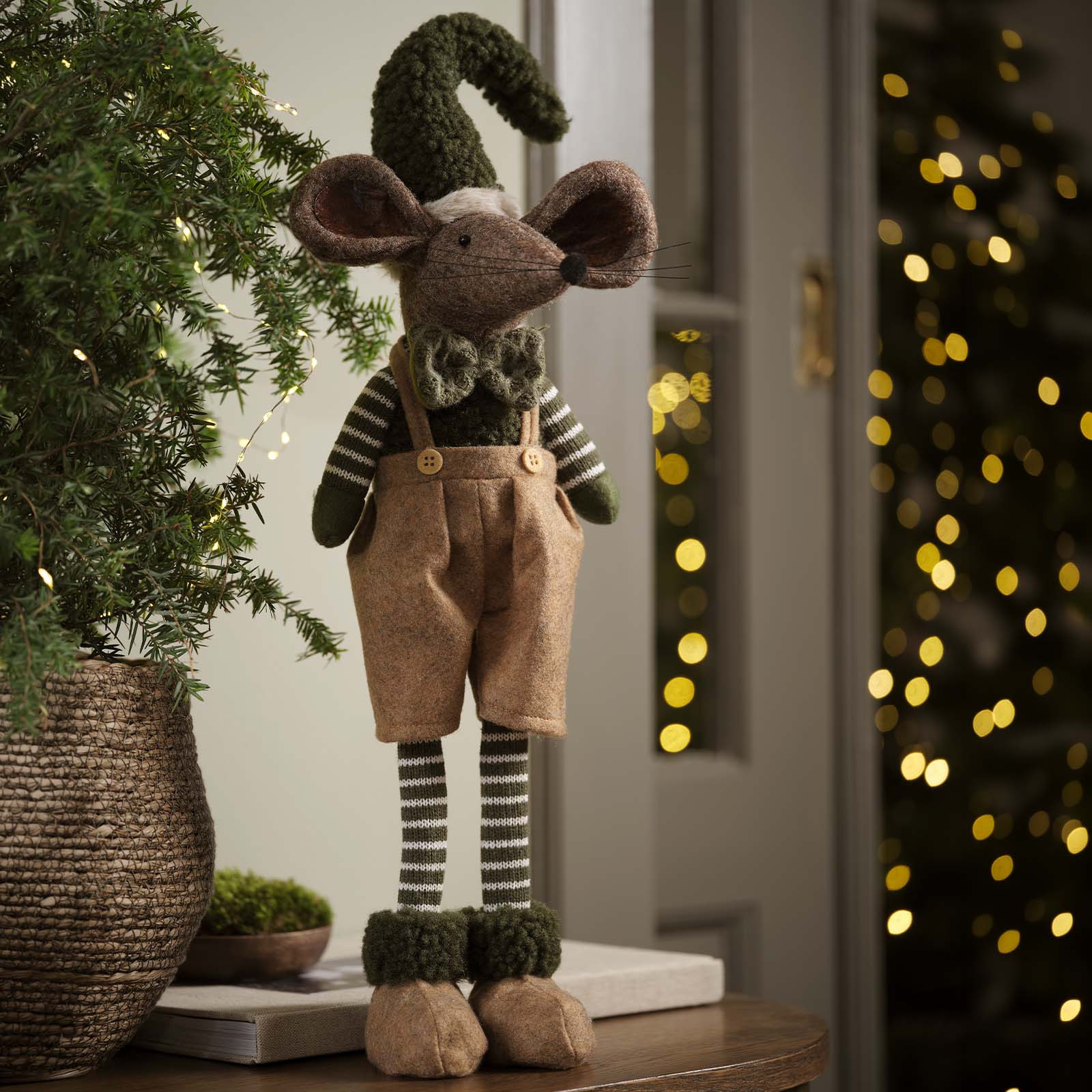 Grande souris décorative avec un bonnet pointu dans des tons verts et kaki