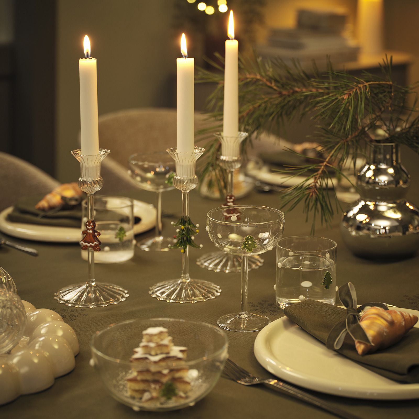 Table à manger illuminée par des bougies dans des bougeoirs de Noël