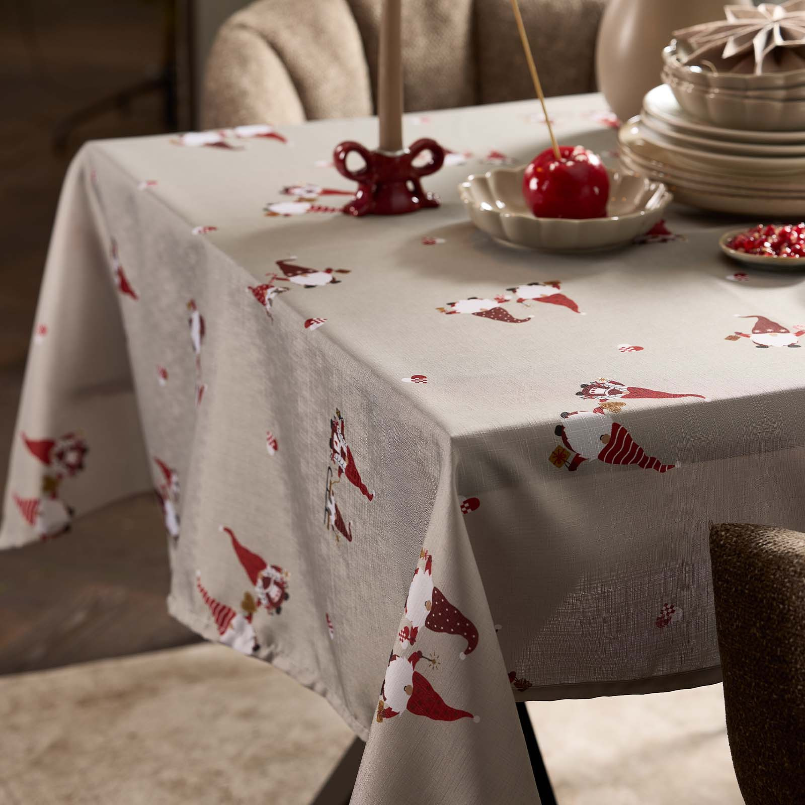 Nappe de couleur sable ornée de lutins et de motifs de cœurs tressés