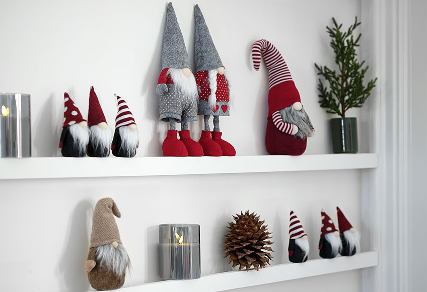 Lutins de Noël rouges BOND, FORSETE, et DVALIN et lutin FENRIR en beige Lutins de Noël en rouge et beige avec bougies