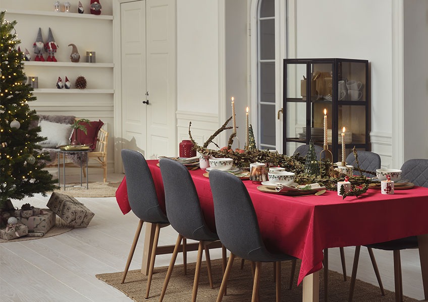 Nappe de Noël GULDSTEN et décorations de notre collection de Noël 2021 Table de Noël avec décorations de Noël et cadeaux sous le sapin