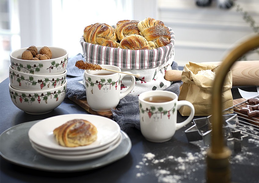 Sac à pain SIGYN et vaisselle HORNBLENDE Bols, mugs et assiettes avec motifs de Noël et sucreries