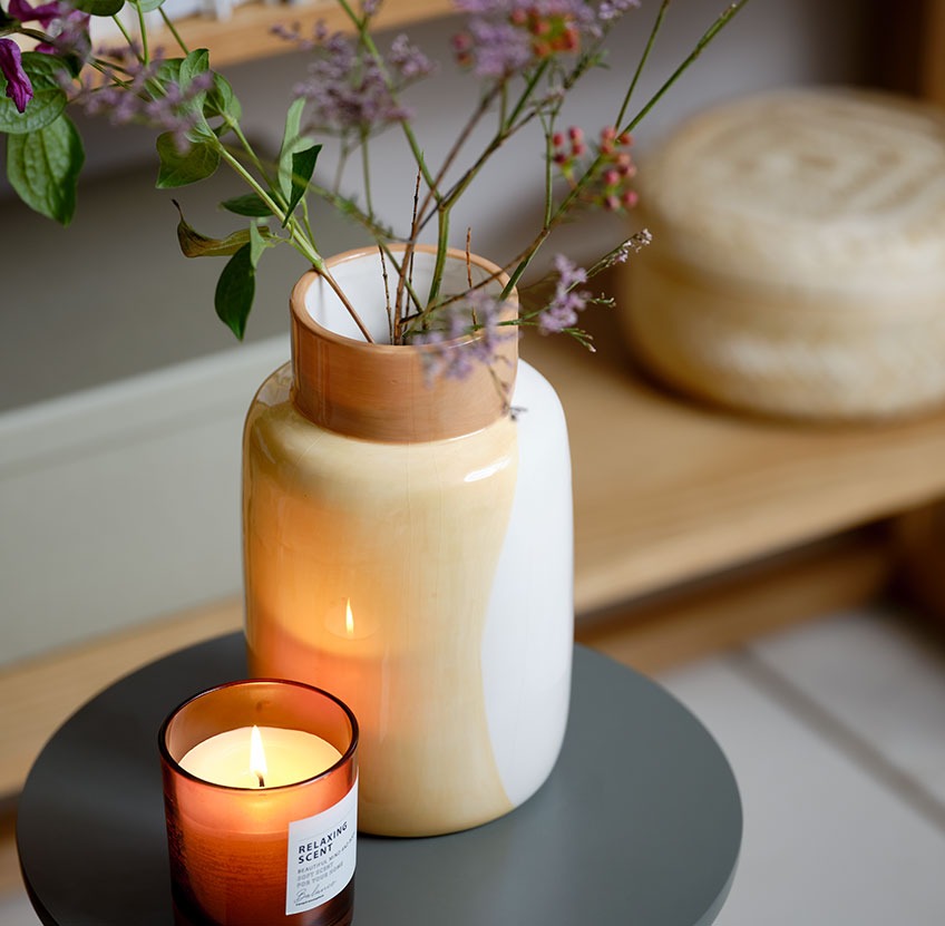 Bougie parfumée JENS avec le vase BILKE Vase avec une bougie parfumée
